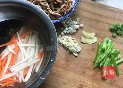 Illustration of how to make fish-flavored shredded pork 1