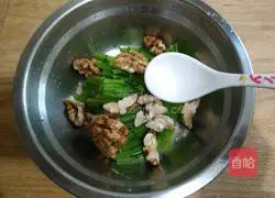  Illustration of how to mix walnuts with celery 7