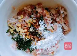 Illustration of how to make minced meat and winter melon rolls 4