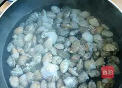 Illustration of how to stir-fry spicy huaha 4