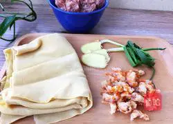 Illustration of how to make thousands of shrimp meat rolls 1