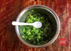 Illustration of how to make Yuqian scrambled eggs 5