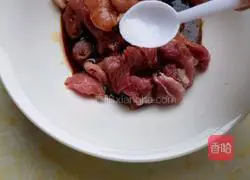 Illustration of how to make stir-fried meat with leeks 6