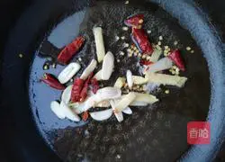 Illustration of how to make spicy crispy pork 5