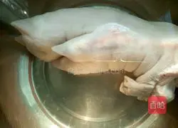 Illustration of how to make spicy crispy pork trotters 1