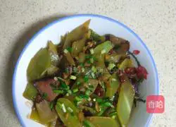 Illustration of how to stir-fry bacon with lettuce 7