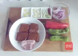 Illustration of how to make fragrant dried twice-cooked pork 1