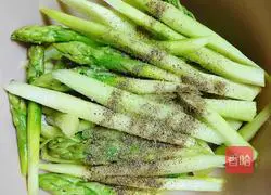 Rosemary and Black Pepper Steak Recipe Illustration 4