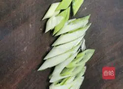 Illustration of how to make stir-fried cowpeas and meat 3