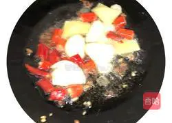 Illustration of how to make spicy pork knuckles 6