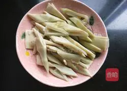 Illustration of how to make fried sausage with spring bamboo shoots 4