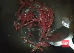 Illustration of how to make fried sausage with celery 5