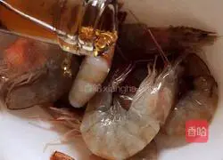 Illustration of how to make salt-roasted prawns 2