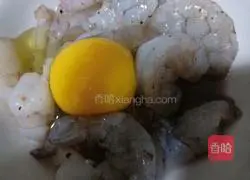 Illustration of how to fry shrimps with crushed black pepper 6