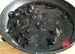 Illustration of how to steam fungus with pork ribs 8