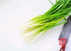 Illustration of braised crucian carp with green onions 1