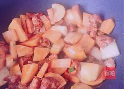 Illustration of how to make potato and vermicelli stewed meat 7