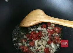 Illustration of how to make spicy stir-fried white lotus roots 4