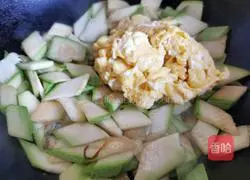 Illustration of how to make scrambled eggs with zucchini 5