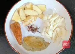 Illustration of how to stew pig feet with lotus root and peanuts 3