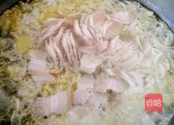Illustration of how to make pickled cabbage with white meat 7