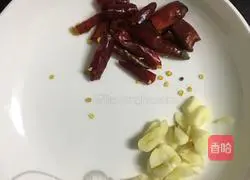 Illustration of how to stir-fry green beans with bacon 3