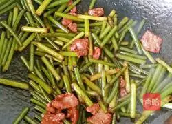 Quick and delicious cooking method of stir-fried pork with garlic moss 5