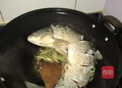 Illustration of how to stew fish in iron pot 8