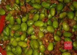 Illustration of how to stir-fry edamame with spicy minced pork and millet 4