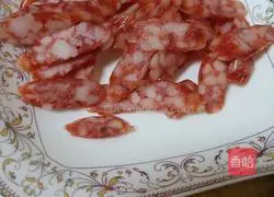 Illustration of how to make fried sausage with garlic moss 1