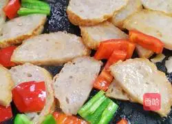 Illustration of how to make chili fried meat rolls 4