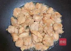 Illustration of how to make stir-fried diced chicken with colored pepper and stuffed skin (10-minute quick dish) 8
