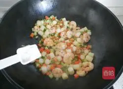 Illustration of how to make fried rice cakes with fresh vegetables and shrimp balls 14