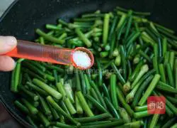 Illustration of how to stir-fry bacon with garlic moss 9