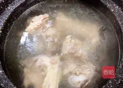 Illustration of how to stew big bones with pickled cabbage 6