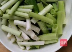 Illustration of how to make fried meat with garlic sprouts 2