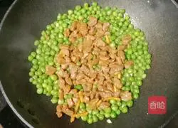 Illustration of how to make fried peas with beef cubes 13