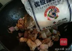 Illustration of how to stew chicken and pork ribs with potatoes and carrots 17