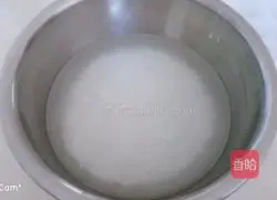 Illustration of how to make duck egg yolk glutinous rice meatballs 1