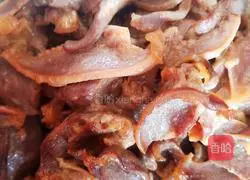 Illustration of how to stir-fry spicy duck gizzards 1