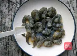 Illustration of how to make fried chive flowers with shrimp 5