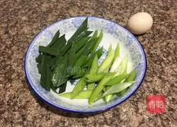 Illustration of how to make soybean sprouts, garlic sprouts and scrambled eggs 2