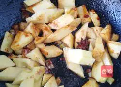 Illustration of how to make winter bamboo shoots, braised pork and stewed potatoes 4