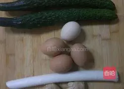 Illustration of how to make cucumber and scrambled eggs 1