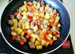 Illustration of how to make curry beef rice 14