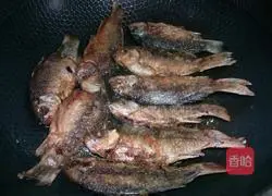 Illustration of the method of braised small crispy fish with soybeans 3