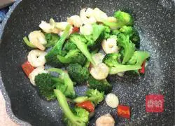Cantonese style - fried shrimps with broccoli illustration 11
