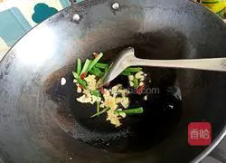 Illustration of how to make spicy stir-fried amaranth 3