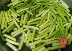 Illustration of how to make fried sausage with garlic moss 2