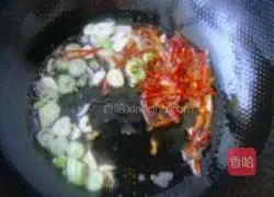 Illustration of how to stir-fry large intestine with hot pepper 5